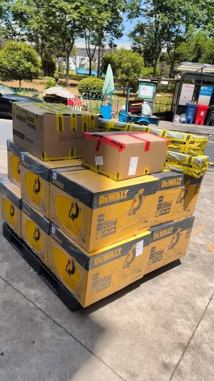 Паллета с торцовочными пилами DeWalt перед отправкой со склада в Китае