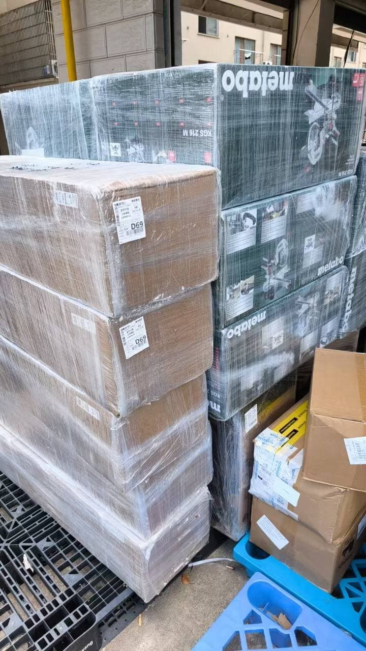 Коробки с пилами Metabo KGS 216 M в плёнке на консолидации